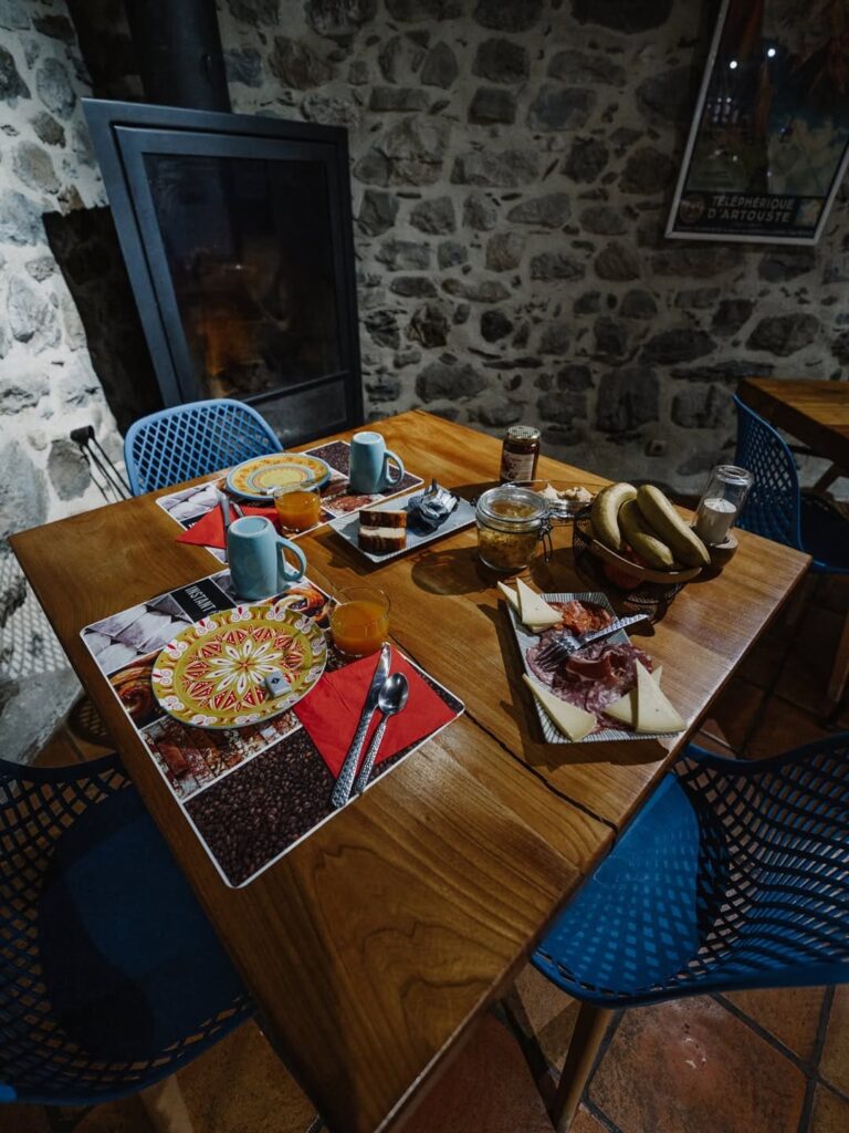 Table à manger d'une auberge dans les montagnes à Arras-en-Lavedan, près de Pau