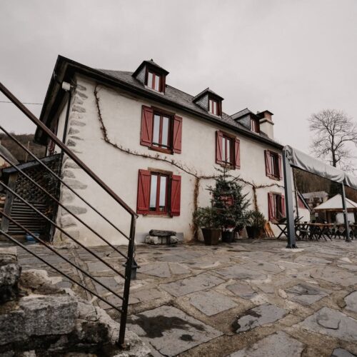 L'extérieur d'une auberge dans les montagnes à Arras-en-Lavedan, près de Pau
