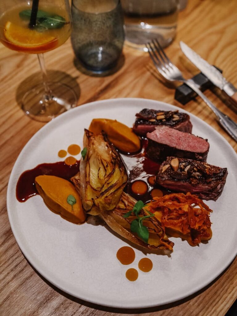 Plat de viande local d'un restaurant de type cuisine française à Bielle, près de Tarbes