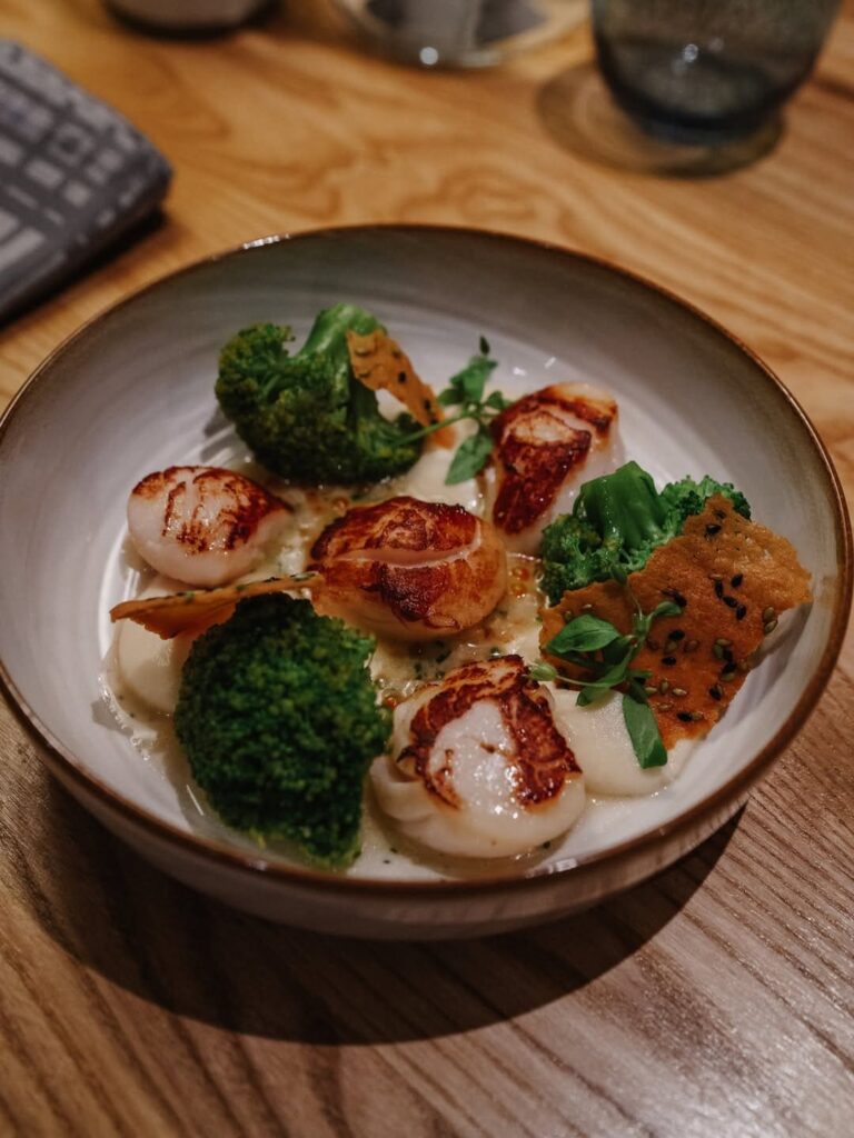 Saint-Jacques et légumes d'un restaurant de type cuisine française à Bielle, près de Tarbes