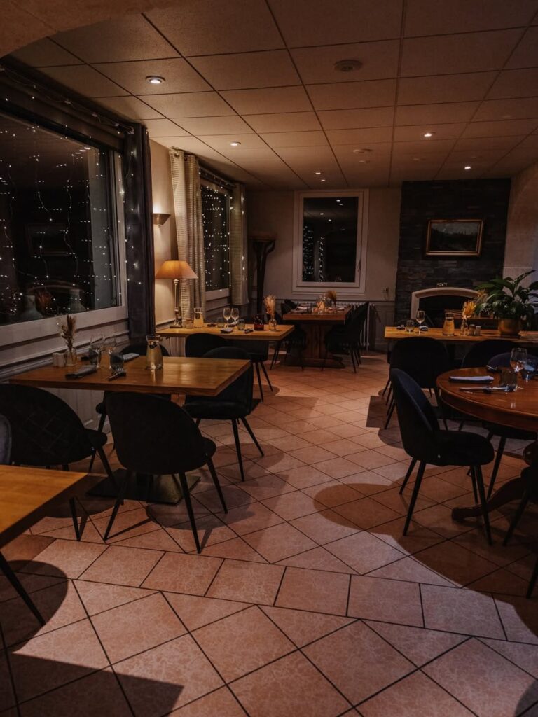 Belle salle intérieur et décoration soignée d'un restaurant de type cuisine française à Bielle, près de Tarbes