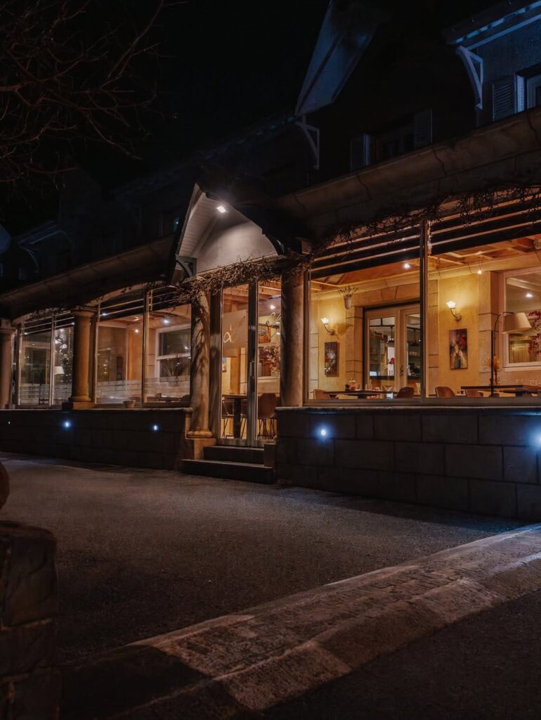 Vue extérieur d'un restaurant de type cuisine française à Bielle, près de Tarbes