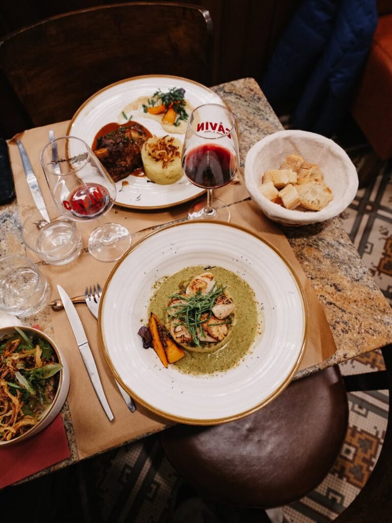 Divers plats savoureux d'un restaurant de type cuisine française à Bagnères-de-Bigorre, près de Tarbes