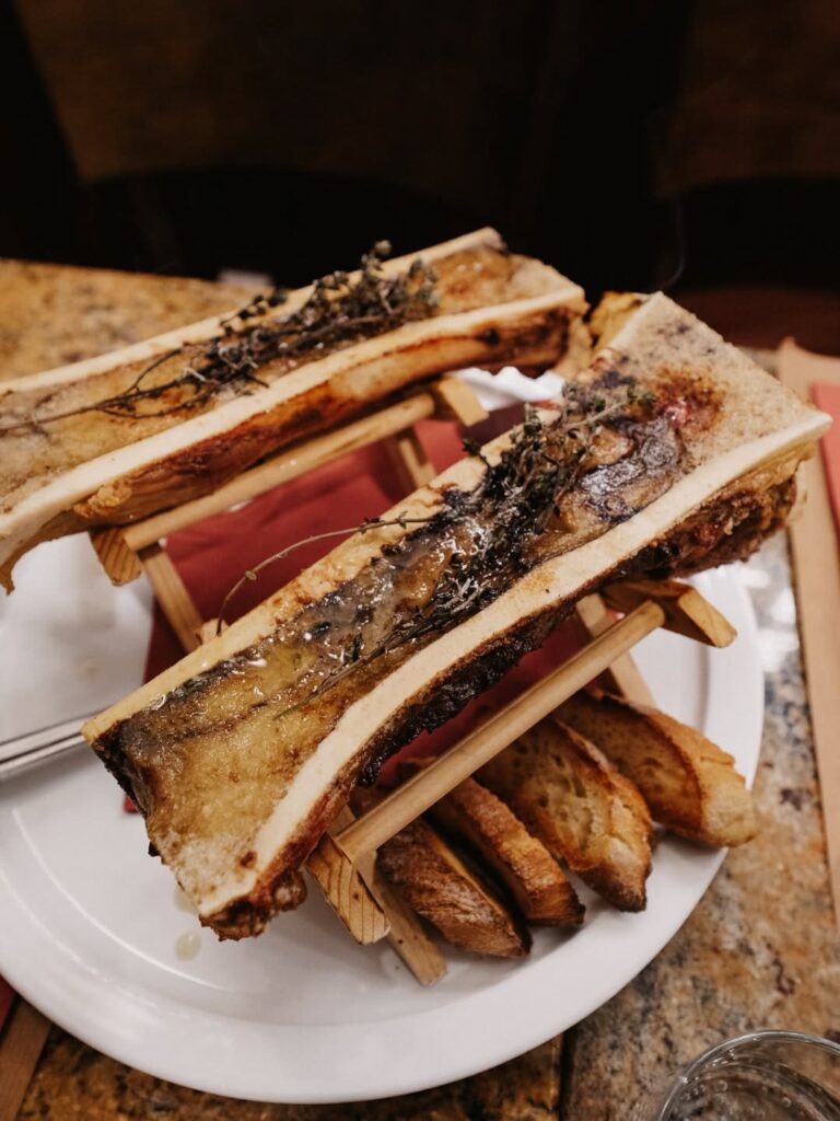 Os à moelle grillée d'un restaurant de type cuisine française à Bagnères-de-Bigorre, près de Tarbes