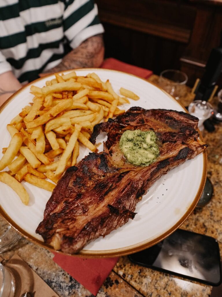 Entrecôte et frites maison d'un restaurant de type cuisine française à Bagnères-de-Bigorre, près de Tarbes