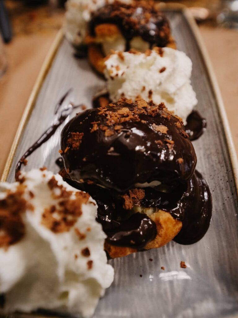 Profiteroles généreuses d'un restaurant de type cuisine française à Bagnères-de-Bigorre, près de Tarbes
