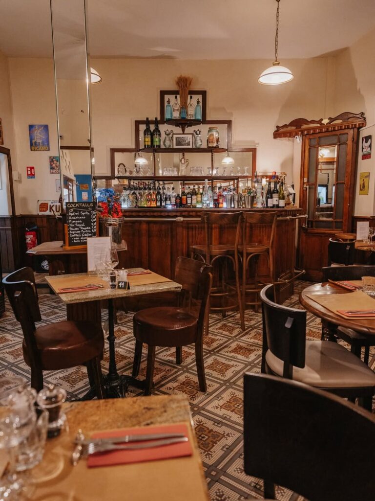 Bar d'un restaurant de type cuisine française à Bagnères-de-Bigorre, près de Tarbes