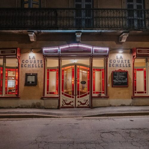 Vue de l'extérieur d'un restaurant de type cuisine française à Bagnères-de-Bigorre, près de Tarbes