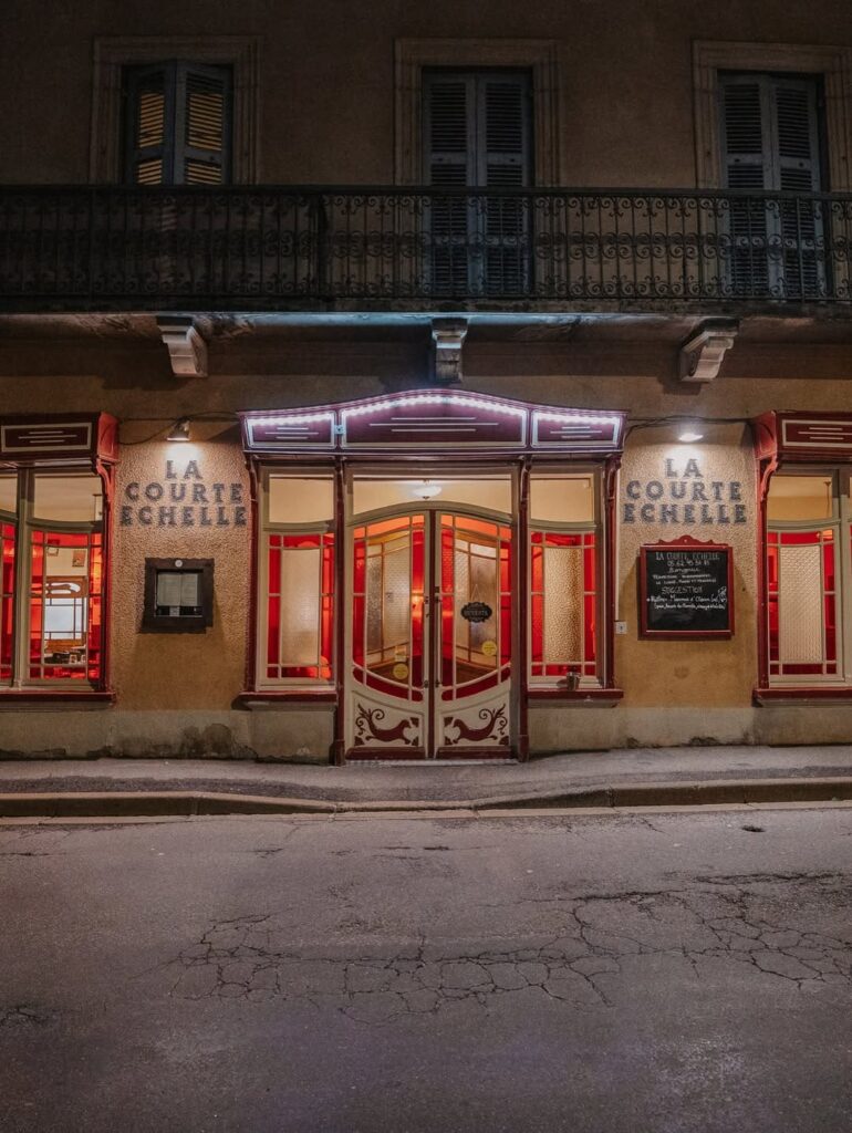 Vue de l'extérieur d'un restaurant de type cuisine française à Bagnères-de-Bigorre, près de Tarbes