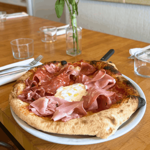 Une pizza maison de La Trattoria Della Nonna