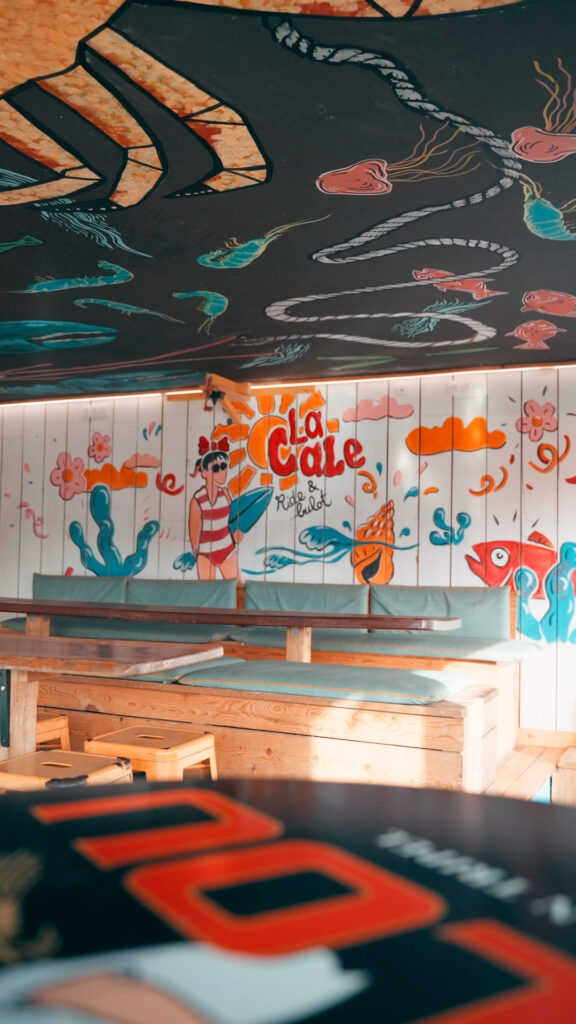 Le logo à l'intérieur du bar restaurant La Cale