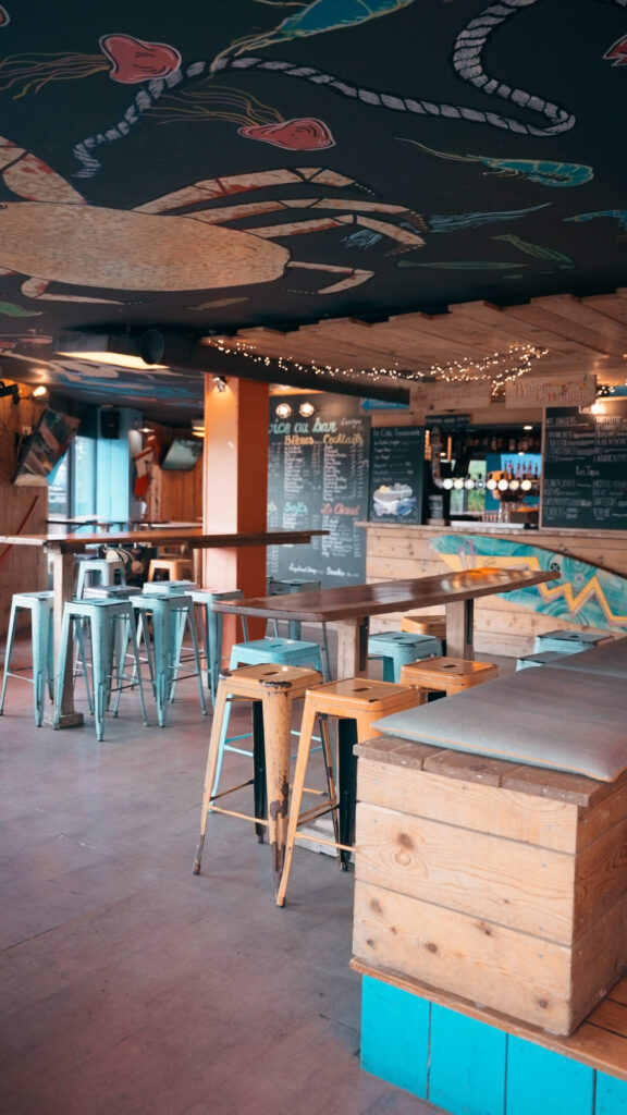 La salle intérieur du bar restaurant La Cale