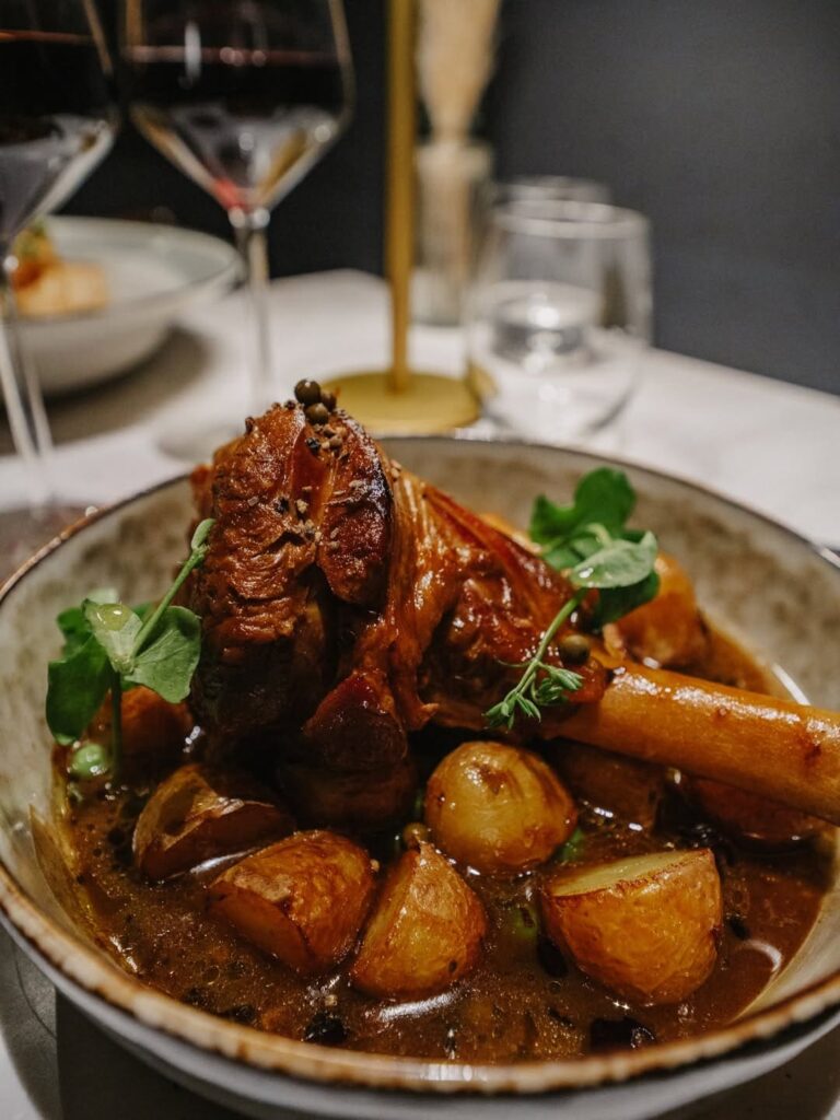 Plat généreux d'un restaurant de type cuisine française à Pau, près de Tarbes