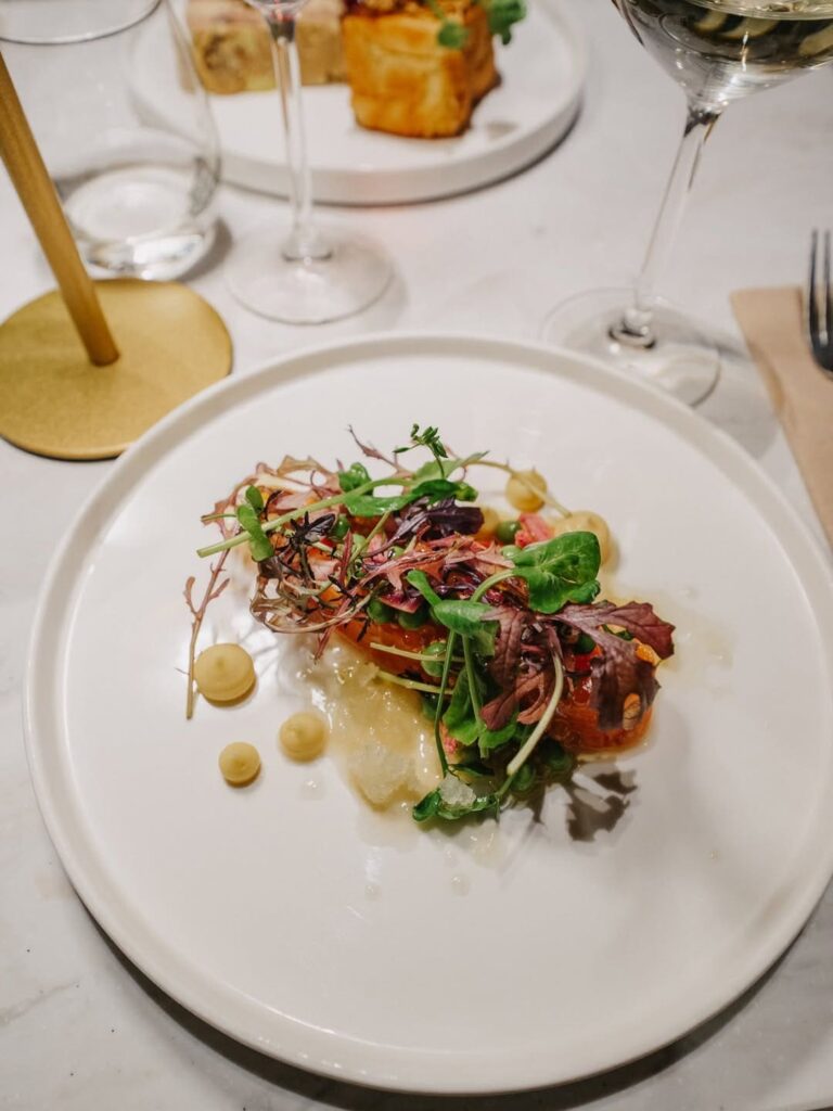 Entrée fraîche d'un restaurant de type cuisine française à Pau, près de Tarbes