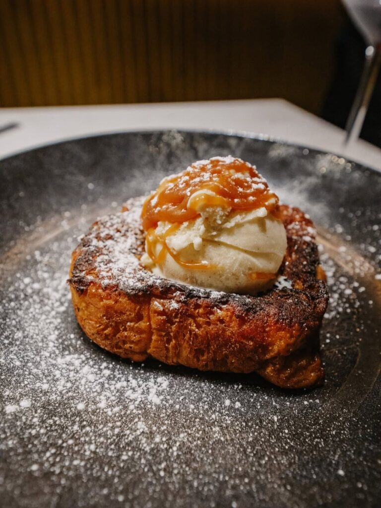 Pain perdu gourmand d'un restaurant de type cuisine française à Pau, près de Tarbes