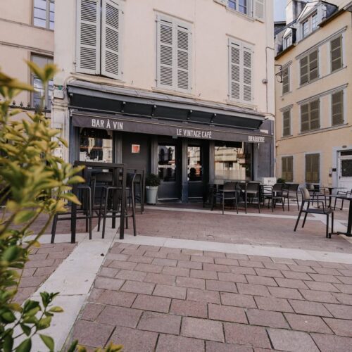 Terrasse de l'extérieur d'un restaurant de type cuisine française à Pau, près de Tarbes