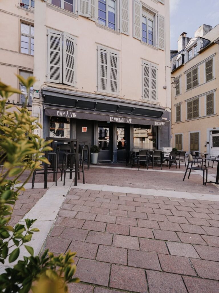 Terrasse de l'extérieur d'un restaurant de type cuisine française à Pau, près de Tarbes
