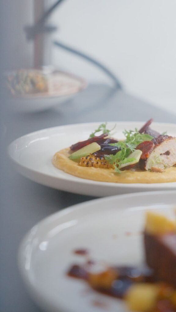 Le dressage des assiettes du restaurant le Loca Café