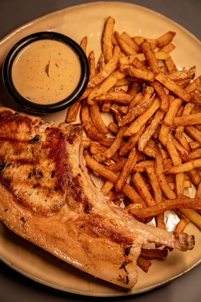 La côte de cochon fermière cuite au kamado du bistrot Maison Blanche à Béziers