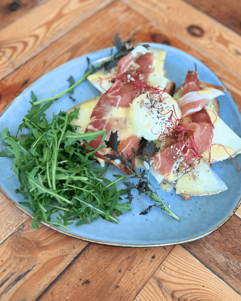 Une assiette brunch chez Martxuka