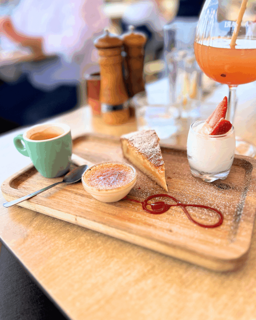 Un dessert café gourmand chez Milady Beach