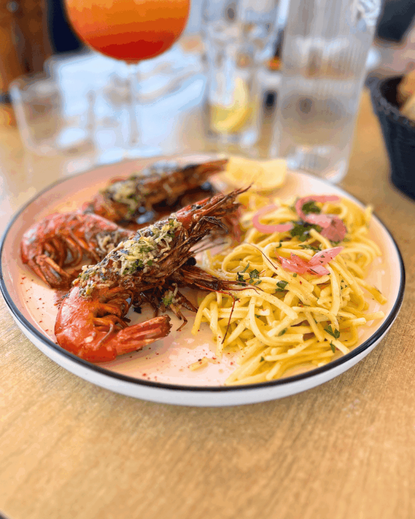 Une assiette de gambas de Milady Beach