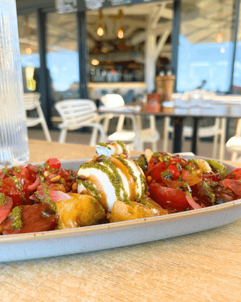 Une assiette de tomates mozza de Milady Beach