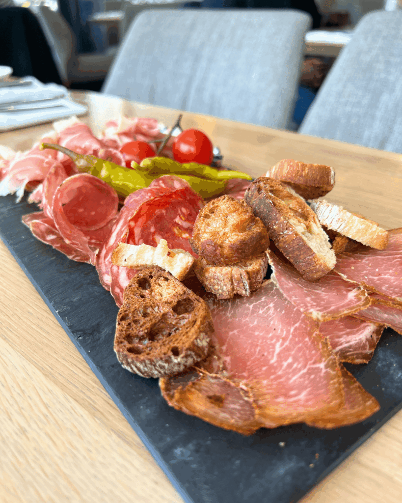 Une belle assiette de charcuterie de La Table de Michel