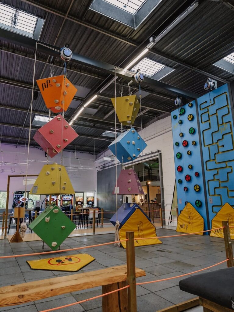 Blocs d'escalade et jeux d'adresses et d'équilibre à partager avec les copains ou en solo à Pau, près de Tarbes