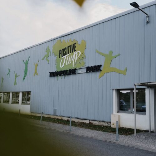 Vue extérieur de l'établissement abritant un parc avec plusieurs activités indoor à Pau, près de Tarbes