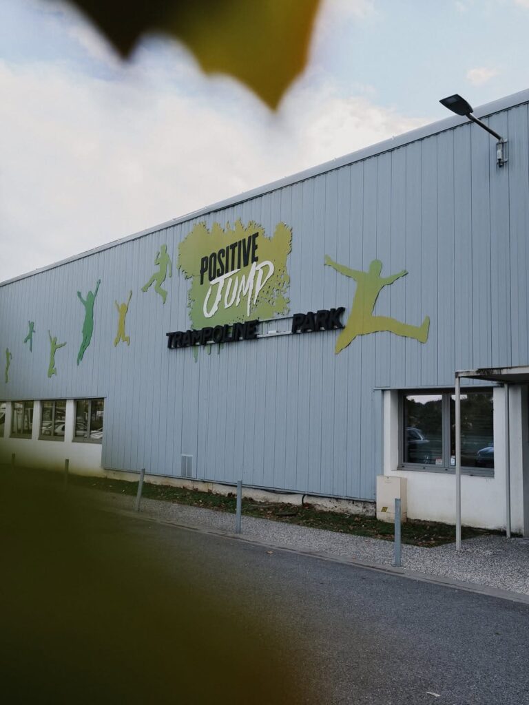 Vue extérieur de l'établissement abritant un parc avec plusieurs activités indoor à Pau, près de Tarbes