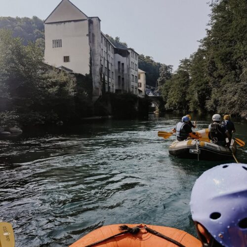 Vue depuis le rafting des bâtiments et de l'équipe de face sur le gave près de Pau