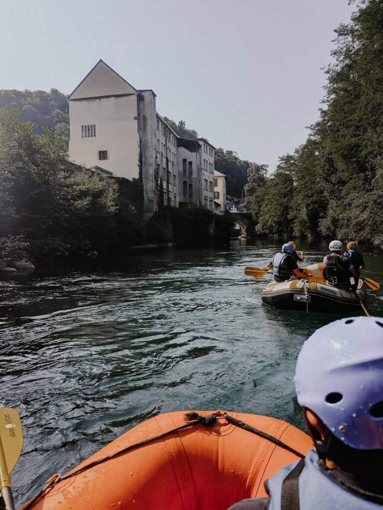 Vue depuis le rafting des bâtiments et de l'équipe de face sur le gave près de Pau