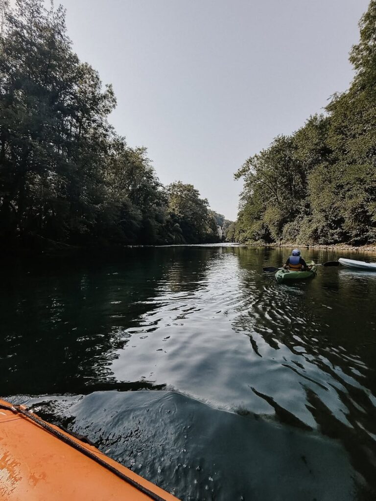 Vue depuis le rafting de l'eau calme et des berges tranquilles sur le gave près de Pau