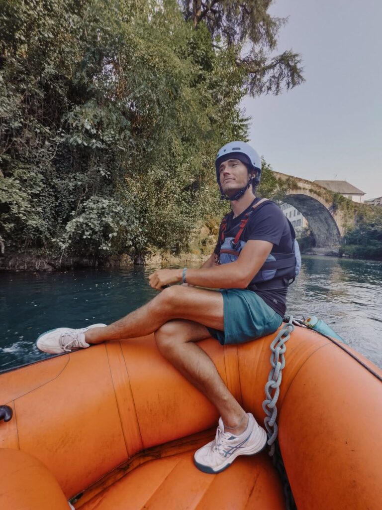 L'animateur et le guide du rafting qui fait une pose rigolote pour a photo près de Pau