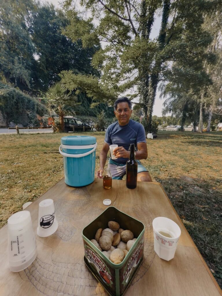 Pause gourmande et revitalisante avec le chef après l'activité physique aquatique avec les copains près de Pau