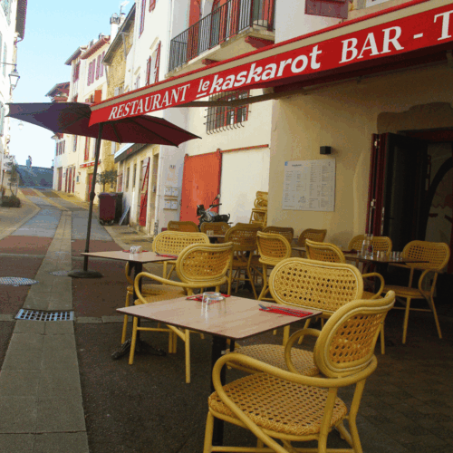 terrasse dans la rue de kaskarot st jean de luz