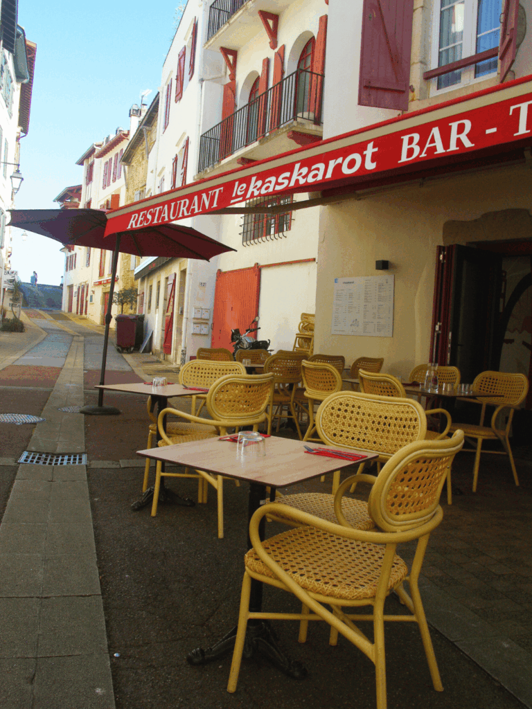 terrasse dans la rue de kaskarot st jean de luz