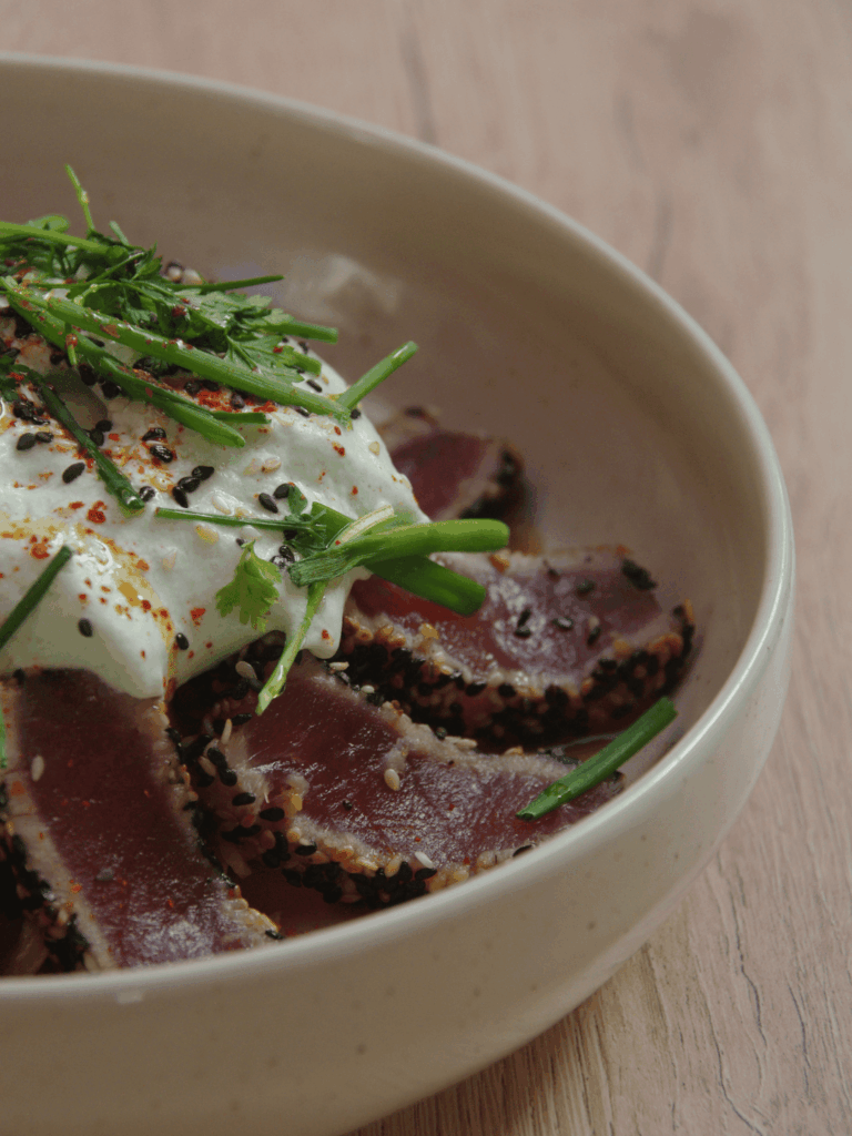 un plat de tataki de thon de kaskarot st jean de luz