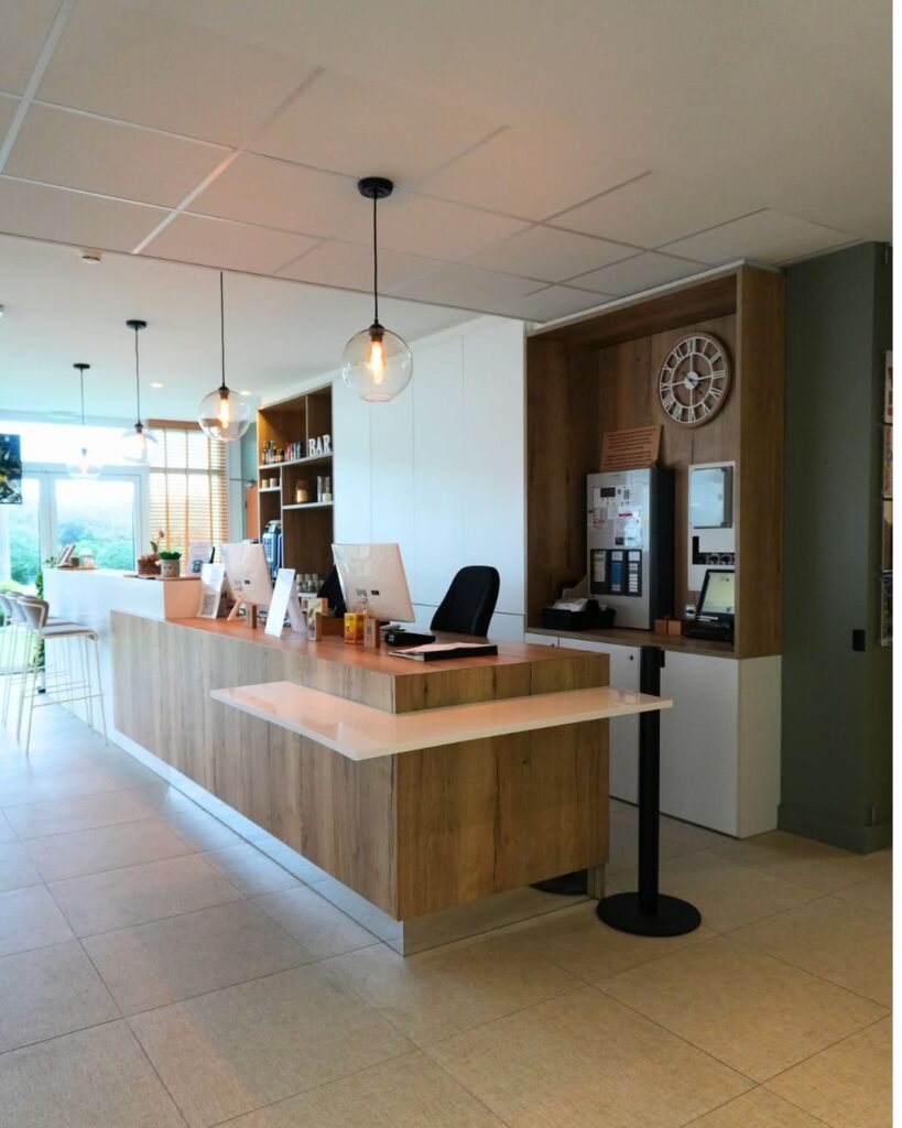 acceuil de l'hotel les terrasses à anglet