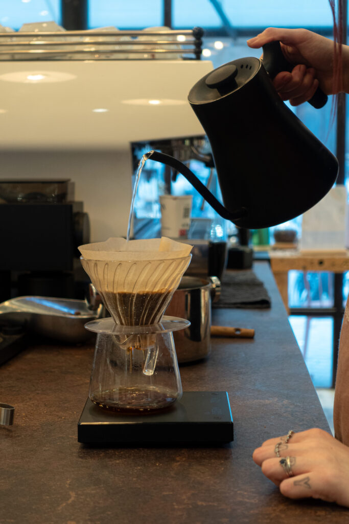 préparation d'un café de spécialité v60 chez anne caron