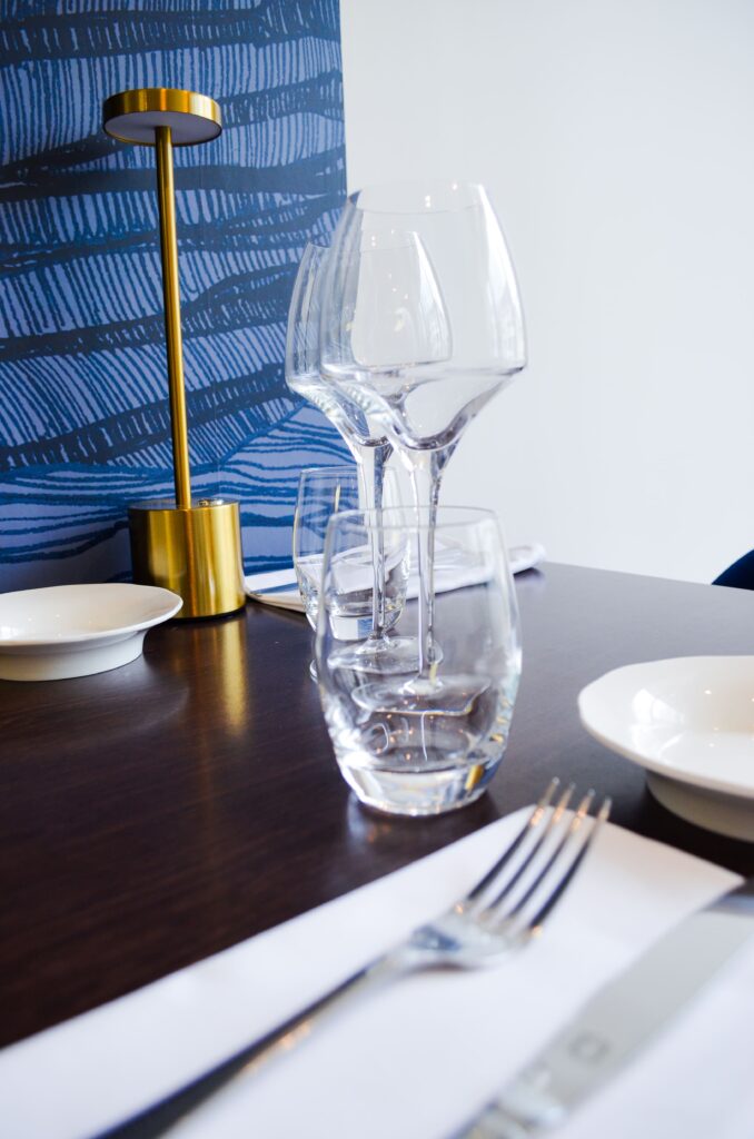 Le dressage d'une table du restaurant AP par Anglade Pierre à Tours