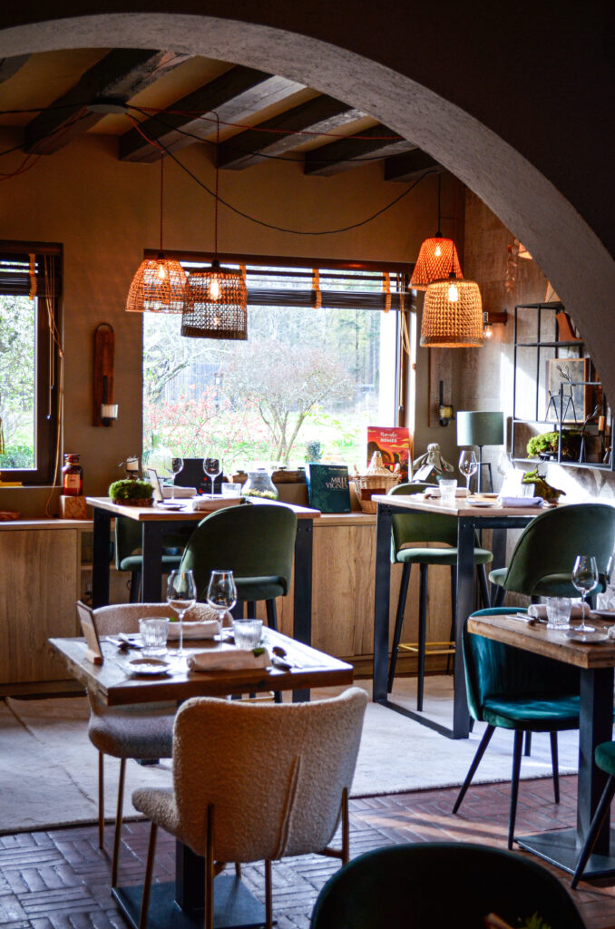 La décoration sobre de la salle du restaurant gastronomique Ardent à Esvres