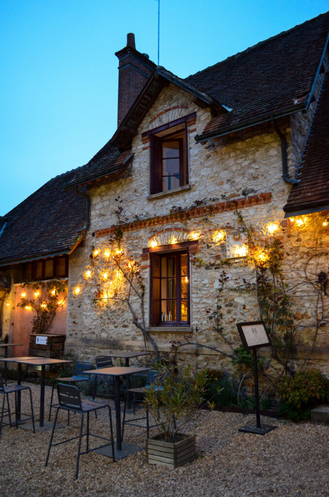La devanture et l'entrée du restaurant gastronomique Ardent à Esvres