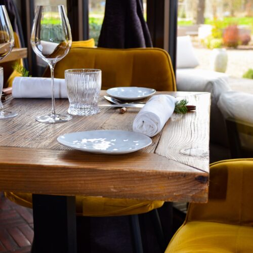 Une table et sa décoration au restaurant gastronomique Ardent à Esvres