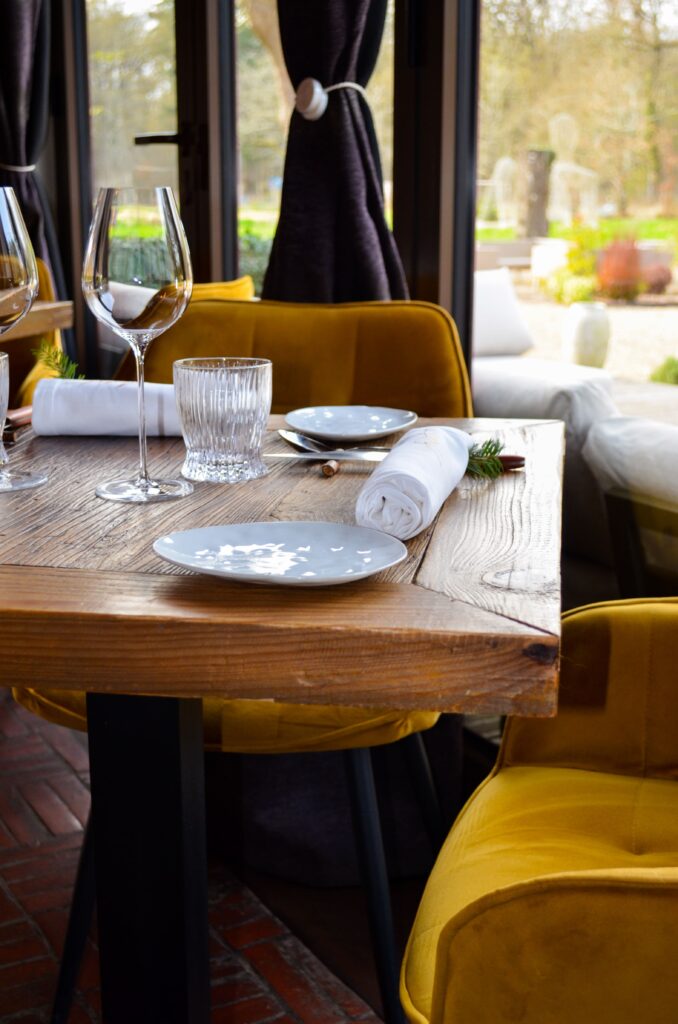 Une table et sa décoration au restaurant gastronomique Ardent à Esvres