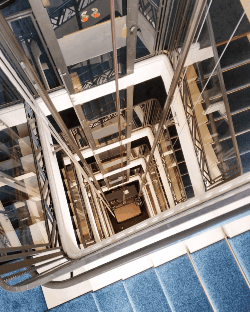 ascenseur de l'hotel plaza à biarritz