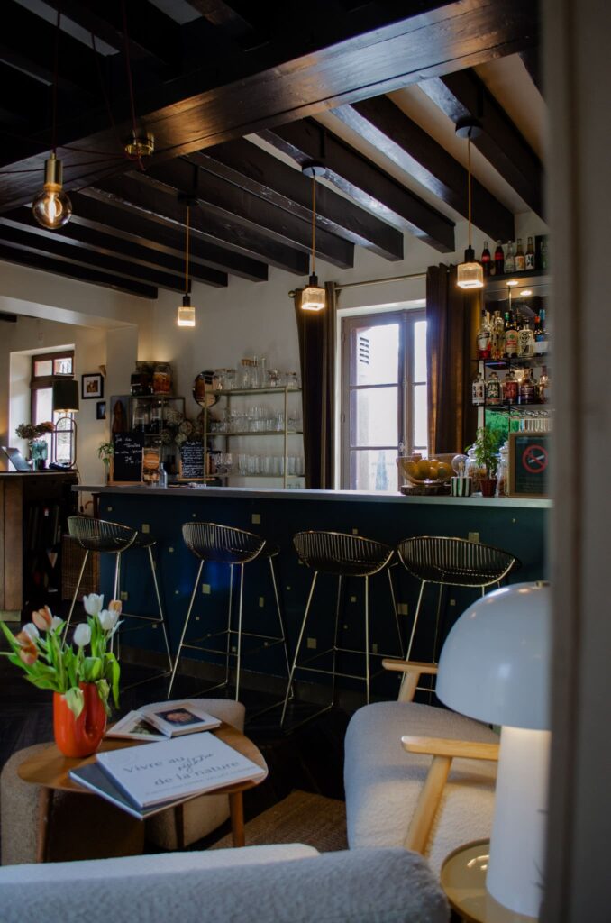 Le comptoir du bar du restaurant Asperatus à Esvres