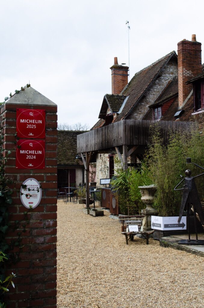 La devanture et l'entrée extérieure du restaurant Asperatus à Esvres