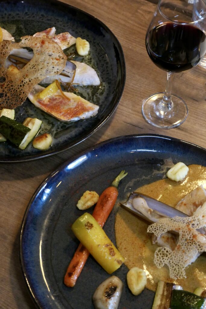 Assiettes de poisson avec ses légumes du restaurant traditionnel Périgourdin, Le Batelier, à Arès.